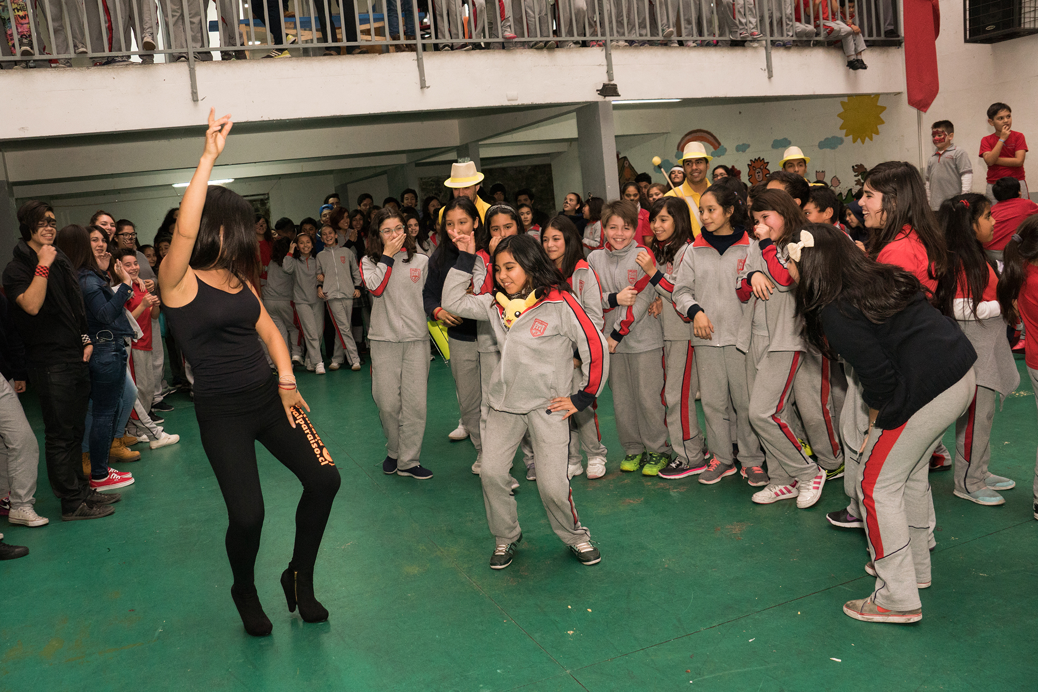 Alumnas de colegio Numancia participando en el baile.