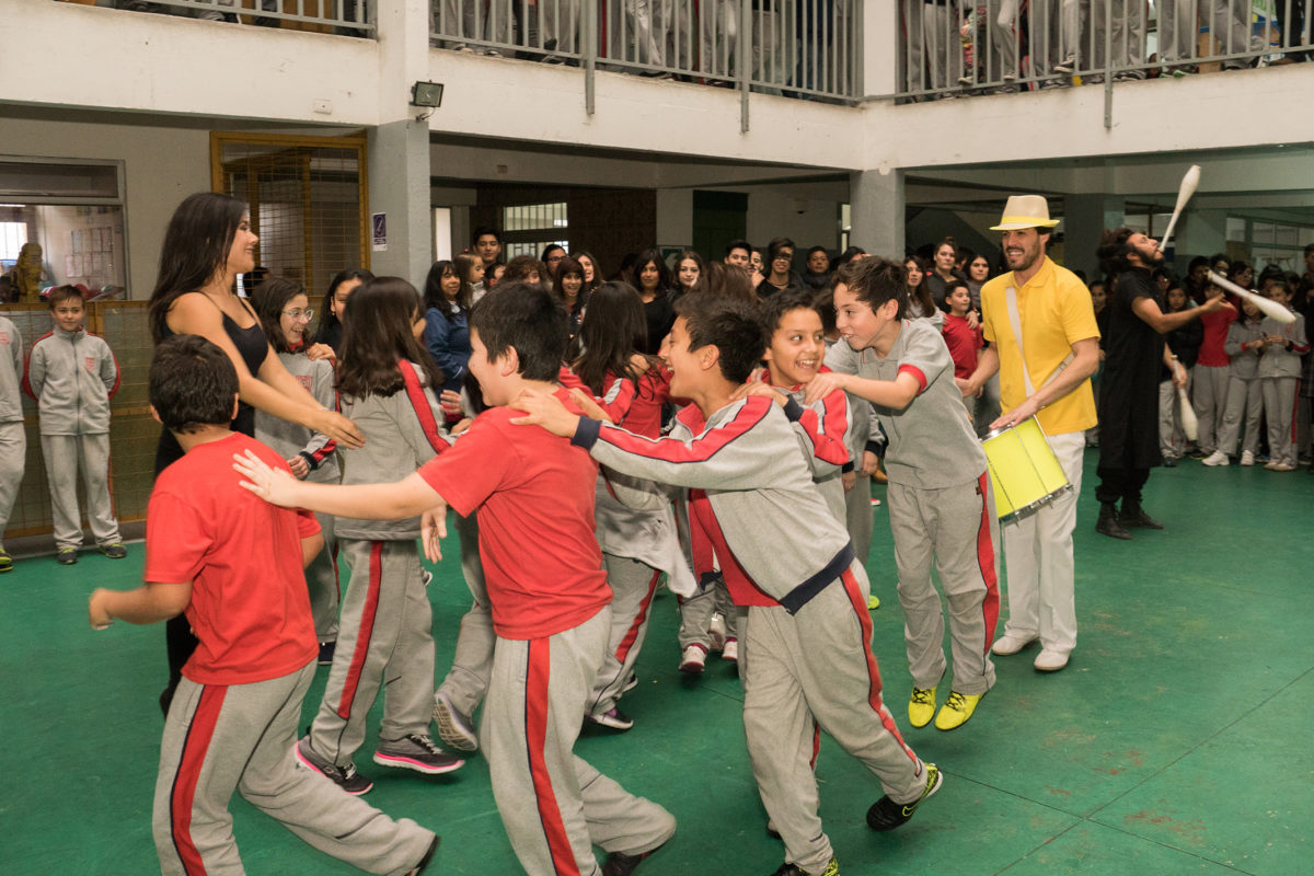 Alumnos haciendo un tren al ritmo de batucada.