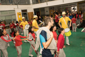 La batucada en medio de la celebración del Día del Alumno.