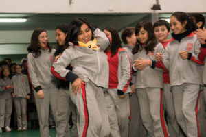 Una alumna bailando samba.