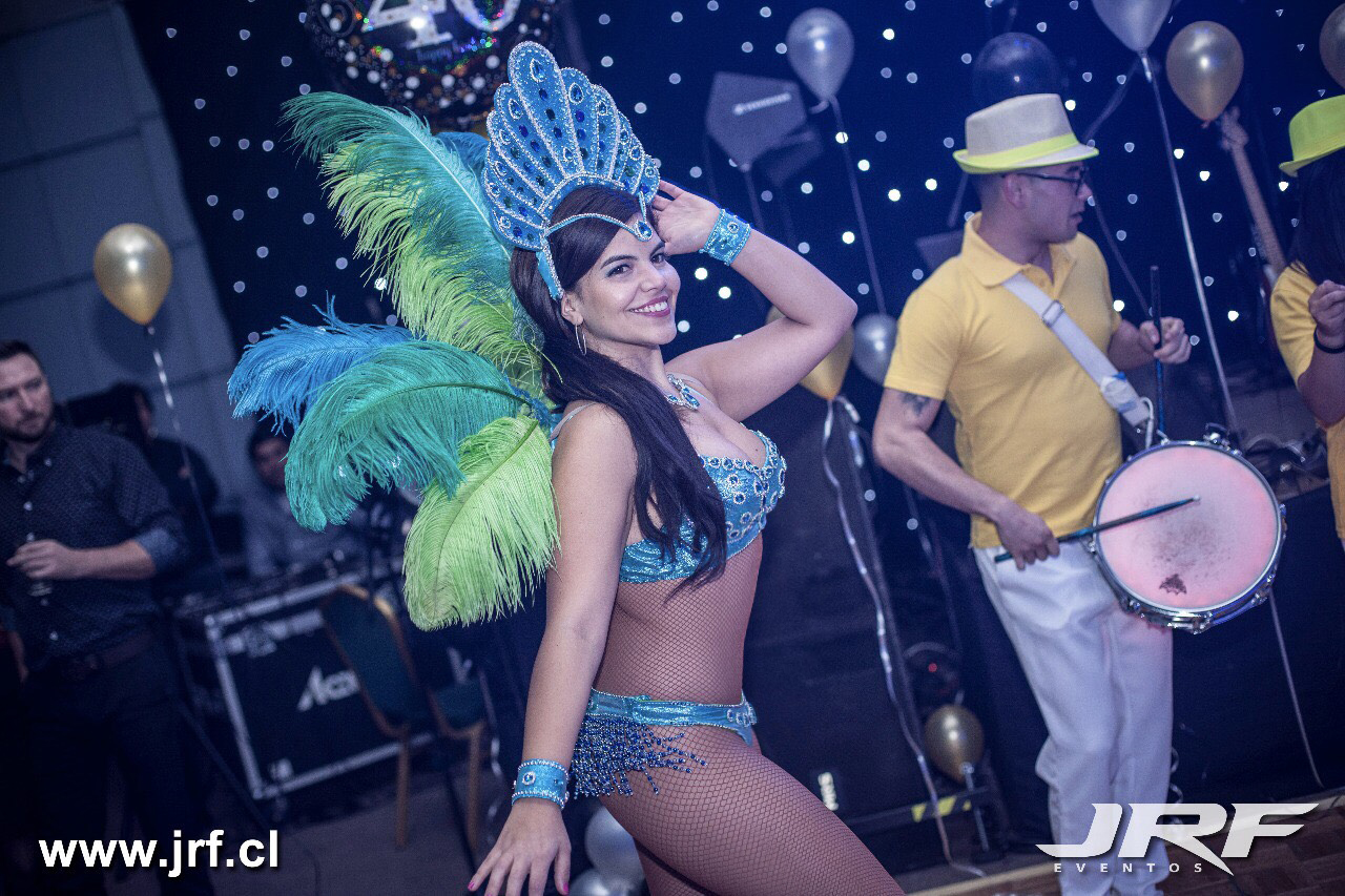 Bailarina de samba con traje de carnaval