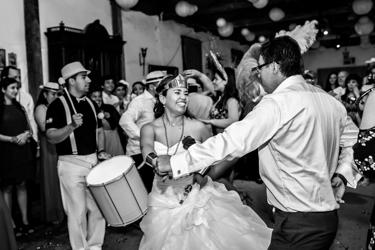 Los novios animando la fiesta